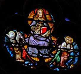 Het westelijke roosvenster met een scène uit het Boek van Openbaring: Christus met de vier Heilige Dieren - symbolen van de Evangelisten