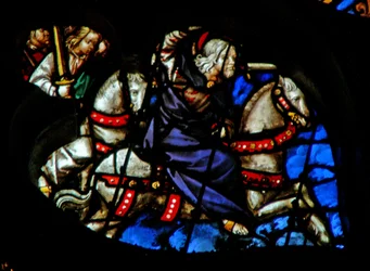 Het westelijke roosvenster met een scène uit het Boek Openbaring: Getrouw en waarachtig, de koning der koningen op een wit paard, met twee andere krijgers achter hem (19:11-16)