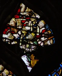 Het westelijke roosvenster met een scène uit het Boek Openbaring: Meer oudsten, de stier van St. Lucas en de adelaar van St. Johannes (5:5)
