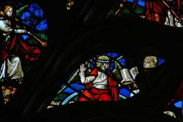 Het westelijke roosvenster met een scène uit het Boek Openbaring: een engel (op een regenboog) geeft St. Johannes een open boek (10:1,8)