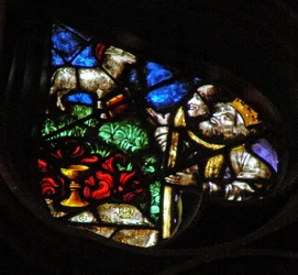Het westelijke roosvenster met een scène uit het Boek Openbaring: lam op de berg Sion met twee van de 144.000 verlosten (14:1-5)