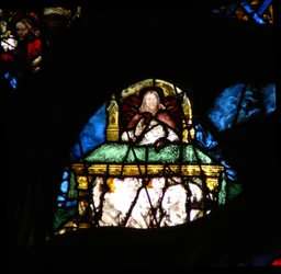 Het westelijke roosvenster met een scène uit het Boek Openbaring: zielen van de martelaren onder het altaar van Christus (6:9-10)