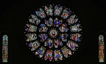 Het westelijke roosvenster met fragmentarische vijftiende en zestiende panelen die voornamelijk heiligen afbeelden (roosvenster - intern)