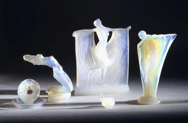 Drie opalescente glazen objecten door Lalique