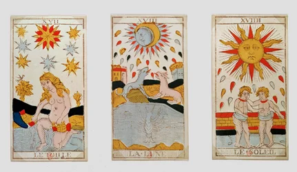 Drie tarotkaarten met afbeelding van De Ster, De Maan en De Zon (gekleurde houtsnede)