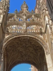 Maaswerk boven de zuidelijke deur