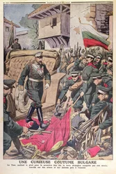 Tsaar Ferdinand I (1861-1948) van Bulgarije loopt over veroverde vlaggen tijdens de Balkanoorlog van 1912, november 1912