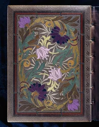 Bovenste boekomslag, met semi-naturalistisch ontwerp van lotussen en kamperfoelie bloemhoofden, 1886