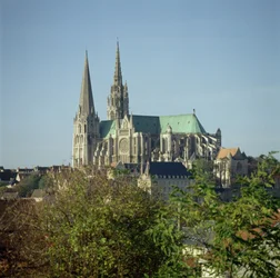 Zicht op de kathedraal van Chartres, vanuit het zuidoosten, begonnen in 1194