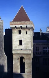 Gezicht op de Toren van Jan zonder Vrees, gebouwd in 1408 door Jan I van Bourgondië, bekend als Jan zonder Vrees (1371-1419), na de moord op de hertog van Orléans. Hij maakte deel uit van het Hôtel de Bourgogne, een voormalig Hôtel d