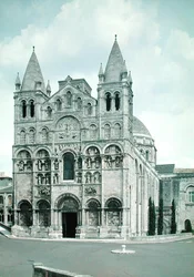 Uitzicht op de westgevel, gebouwd 1125-35