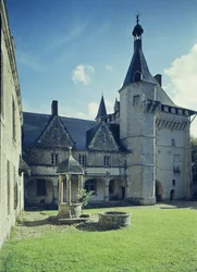 Uitzicht op de binnenplaats met het hoofdgebouw en een put, gebouwd in 1520