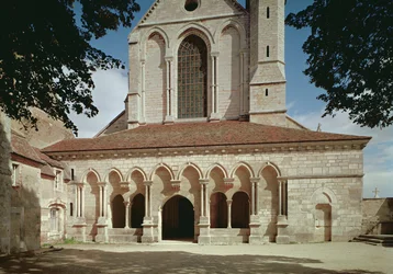 Zicht op de ingang van de Cisterciënzerabdij, gebouwd 1140-60