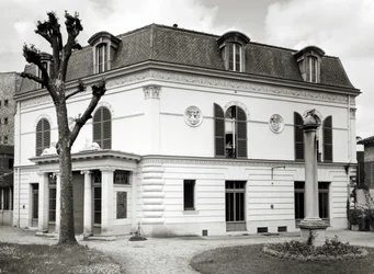 Uitzicht op de gevel van de Bibliotheque Marmottan vanuit de tuin, gebouwd 1880-1921