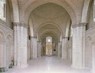 Uitzicht op het schip en de apsis van de abdijkerk met de beeltenissen van Hendrik II en zijn vrouw, Eleonora van Aquitanië