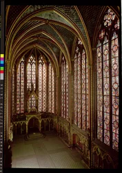 Zicht op de glas-in-loodramen in de bovenkapel, 1246-48