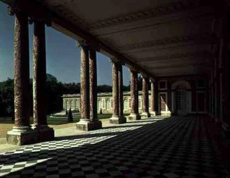 Uitzicht op het terras aan de rechtervleugel van het Grand Trianon, ca. 1725