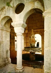 Uitzicht op de waterfontein gebruikt door de monniken in het klooster