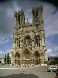 Uitzicht op de westgevel, begonnen in 1231 en voltooid in 1430