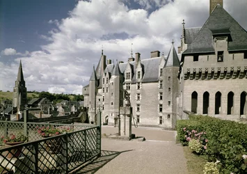 Uitzicht op de westgevel van het gerestaureerde kasteel, gebouwd voor Jean Bourre, minister van Lodewijk XI van Frankrijk, c.1465