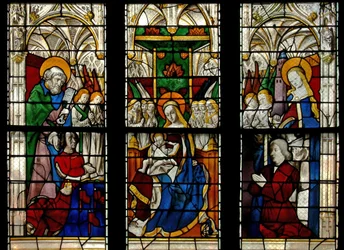 Raam E3 met afbeelding van de Maagd en Kind op de troon: ook de schenkers met hun patroonheiligen (St. Petrus en St. Barbara)