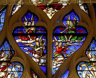 Raam met muzikale engelen, trompet, harp, fluit, orgel