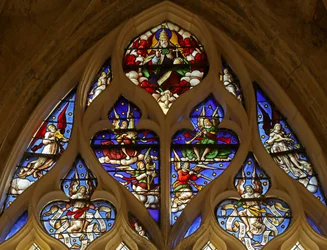 Raam met God de Vader met de Heilige Geest, serafijnen en muzikale engelen