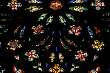 Raam met een detail van het westelijke roosvenster; de wapenschilden omvatten Montmorency-Laval, Bertrand Duguesclin en Oliver de Clisson