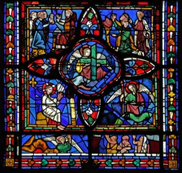 Raam met de eerste sectie van raam w7; in het midden zijn Relieken van de Passie (het Kruis en de Speer); elders zijn ruziënde monniken en ingevoegde panelen van het Laatste Oordeel