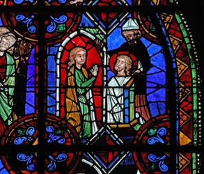 Raam w06 met een pelgrim voor het reliek van St. Julianus van Brioude