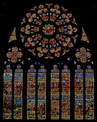 Raam w120 met in de roos: God de Vader omringd door cherubijnen en engelen. In de lancetten: het leven van Mozes