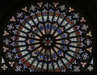 Raam w121, het noordelijke roosvenster, met Apostelen, Evangelisten, bisschoppen, koningen, martelaren, St. Petrus en St. Paulus (roosvenster - intern)