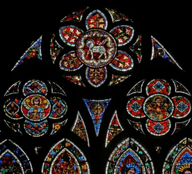 Raam w202 met afbeelding van de traceringlichten met twee engelen en het Agnus Dei