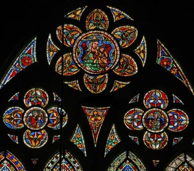 Raam w207 met de tracery lichten met twee engelen en de Maagd en Kind