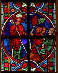 Raam w209 met een scène uit een legende van St. Nicolaas: hij confronteert enkele dieven