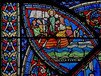 Raam w21 met een scène uit het leven van St. Eustache: hij vertrekt met zijn familie naar Egypte