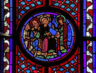 Raam w2 met een scène uit het leven van St. Maria Magdalena - de heilige vertelt de discipelen over de Opstanding