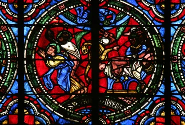 Ruit w2 met een scène uit het leven van St. Petrus: Simon Magus valt terwijl hij zijn vliegkunsten probeert te demonstreren