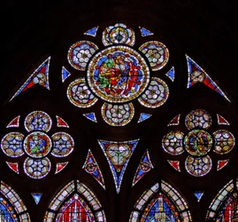 Raam w7 met de tracery lichten met twee engelen en Noli Me Tangere
