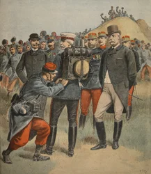 Bij de legeroefeningen: De hertog van Connaught test de tas van een soldaat, illustratie uit Le Petit Journal: Supplement illustre, 2 oktober 1898