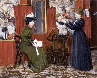 Vrouw die een dame met een hoed stylet bij de Maison Nouvelle