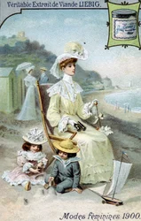 Damesmode 1900. Vrouw op het strand met haar twee kinderen. Chromolithografie producten Liebig.