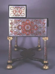 Schrijftafel versierd met Boulle-stijl marqueterie van messing ingelegd met schildpad, met vergulde monturen