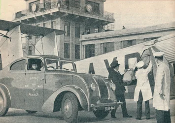 Laden van post aan boord van een Imperial Airways liner op Croydon Airport, ca. 1936 ca. 1937