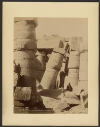 (Karnak) Gd. Tempel, zuilenhal, interieur, scheve zuil