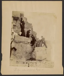 [Foto genomen aan de voet van piramides].
