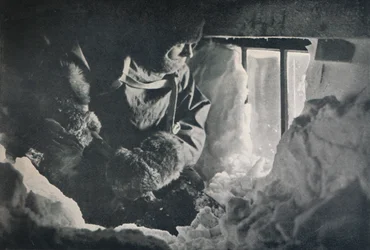 Sneeuwruimen van het raam van de hut bij Kaap Adare, c1911, 1913