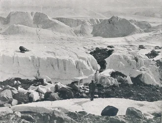 Gespleten ijs bij de ingang van de Priestley-gletsjer, ca. 1911, 1913