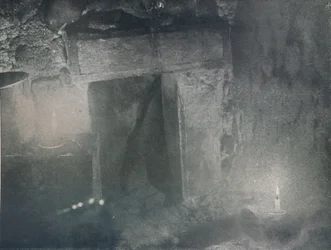 Binnenkant deur van Iglo bij het licht van blubberlampen, ca. 1911, 1913