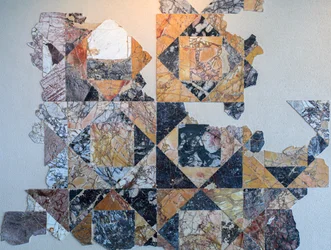 Marmeren plaveisel in opus sectile van een Romeins publiek monument